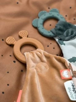 Doudou Plat Attache Sucette - DONE BY DEER Moutarde - Done By Deer 8 Doudou Plat Attache Sucette - DONE BY DEER Moutarde - Done By Deer -Vertbaudet Enfant Promos Magasin doudou plat attache sucette done by deer 2